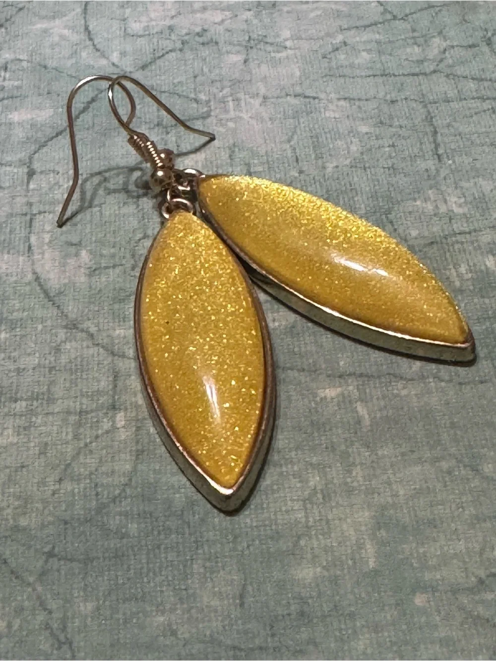 SPARKLY GOLD TONE EARRINGS